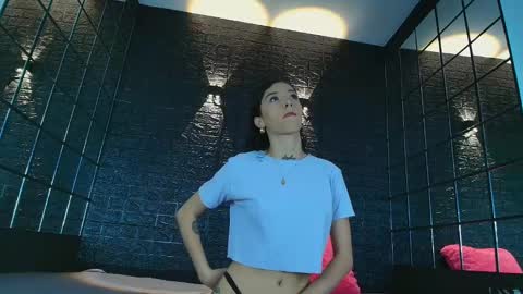 Snapshot of vaiolett_smith chatting on February 27, 1:49 pm V A I O L E T T  S M I T H online show from February 27, 1:49 pm