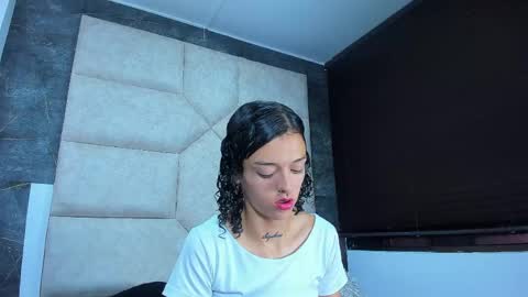 V A I O L E T T  S M I T H online show from April 16, 1:34 pm