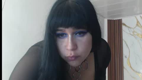 Snapshot of valen_ross7 chatting on June 10, 8:13 am valen_ross7 online show from June 10, 8:13 am