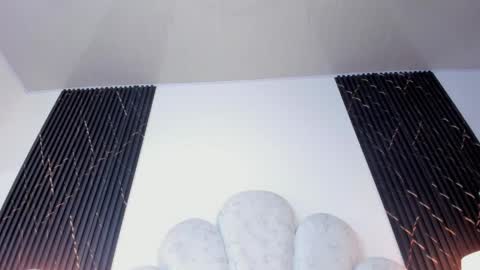 Valen online show from April 25, 1:41 pm