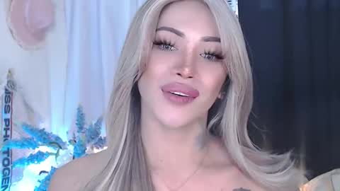 Snapshot of valentina_goddess_tsxxx chatting on April 15, 7:15 am Amanda online show from April 15, 7:15 am