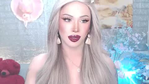 Snapshot of valentina_goddess_tsxxx chatting on April 24, 3:42 am Amanda online show from April 24, 3:42 am
