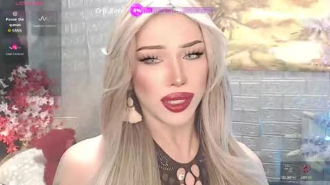 Snapshot of valentina_goddess_tsxxx chatting on May 13, 10:01 am Amanda online show from May 13, 10:01 am