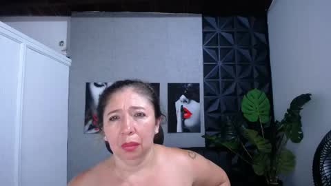 Snapshot of valentina_mature chatting on May 30, 10:40 pm Valentina online show from May 30, 10:40 pm