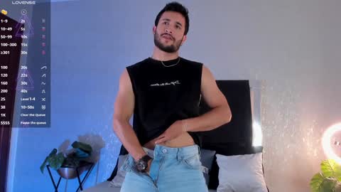 Snapshot of valentinoford chatting on December 9, 5:40 am Valentino online show from December 9, 5:40 am