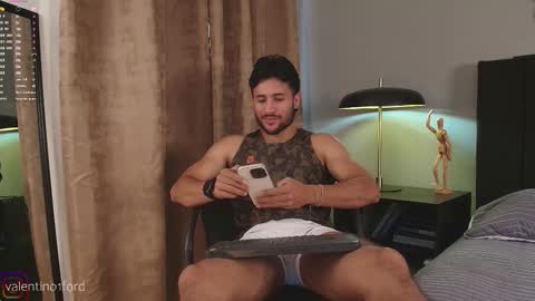 Snapshot of valentinoford chatting on November 11, 9:15 pm Valentino online show from November 11, 9:15 pm