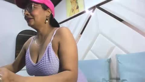 Snapshot of valeria_gil_ chatting on April 29, 1:37 pm valeria_gil_ online show from April 29, 1:37 pm