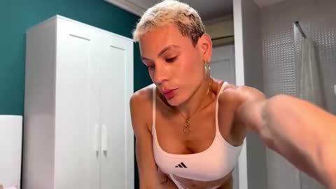 Snapshot of valeria_thonson chatting on November 6, 9:54 am valeria_thonson online show from November 6, 9:54 am