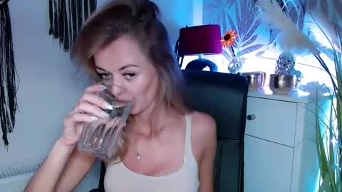 Snapshot of valerieluvsugar chatting on February 4, 11:49 am Valerie online show from February 4, 11:49 am