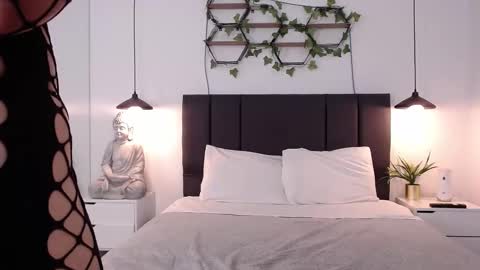 Snapshot of valerigh_ chatting on February 6, 7:29 pm VALERI online show from February 6, 7:29 pm