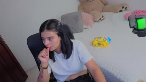 Snapshot of valerihouse_ chatting on June 20, 2:03 am valerihouse_ online show from June 20, 2:03 am