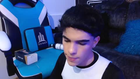 Snapshot of valery_hil chatting on January 4, 7:34 pm Thomy online show from January 4, 7:34 pm