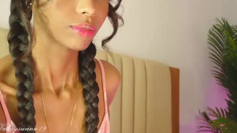 Snapshot of valery_swan1 chatting on May 18, 12:22 pm Valery swan1 online show from May 18, 12:22 pm