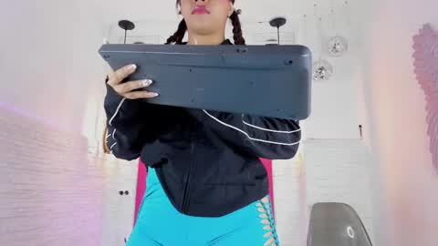 Snapshot of valloletsamar chatting on February 9, 11:14 am Vallolet Peach  online show from February 9, 11:14 am