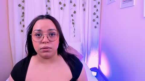 Snapshot of valreyes_ chatting on August 7, 7:38 pm Vale online show from August 7, 7:38 pm