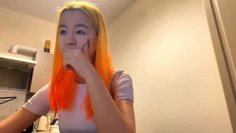 Snapshot of valtopi chatting on February 2, 6:01 am Emily online show from February 2, 6:01 am