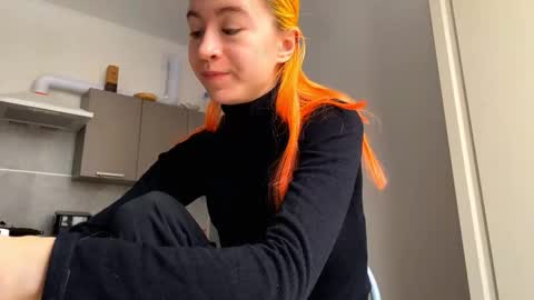 Snapshot of valtopi chatting on February 26, 6:23 am Emily online show from February 26, 6:23 am