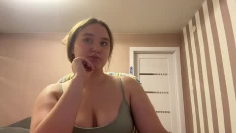 Snapshot of valvet_sky chatting on June 11, 9:35 pm Lily online show from June 11, 9:35 pm