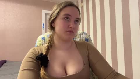 Snapshot of valvet_sky chatting on June 17, 9:16 pm Lily online show from June 17, 9:16 pm