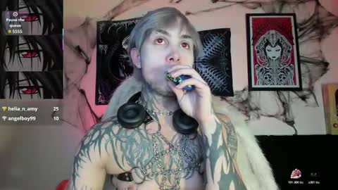 david guzman i model independenthelp me with a thumbs up online show from November 6, 1:39 am