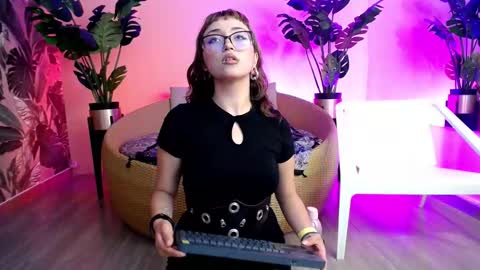 Snapshot of vane_dann chatting on February 17, 8:04 pm Vane online show from February 17, 8:04 pm