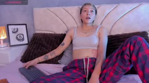 vane_grey online show from May 28, 8:06 pm