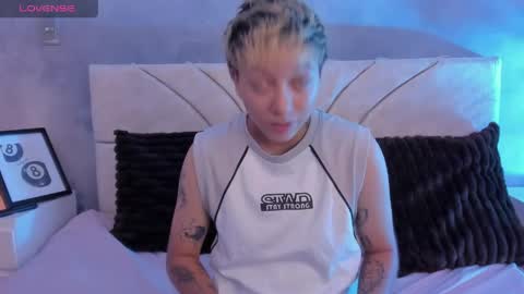 vane_grey online show from May 30, 7:44 pm