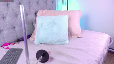 Snapshot of vanessa_mejiia chatting on April 1, 2:56 am vanessa_mejiia online show from April 1, 2:56 am
