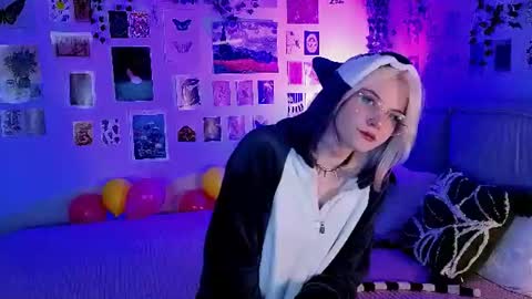 Snapshot of vanessaaustin chatting on June 18, 2:43 pm Vanessa online show from June 18, 2:43 pm