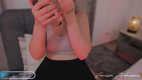 vanessajohnsonn online show from October 14, 9:15 pm