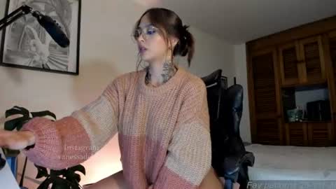 Snapshot of vanessart_ chatting on June 15, 1:52 am Vanessa online show from June 15, 1:52 am