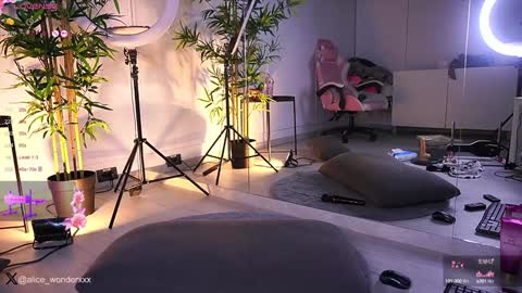 Vanessa Simon online show from January 23, 9:18 am