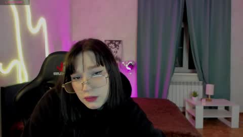 Mia online show from May 23, 7:24 am