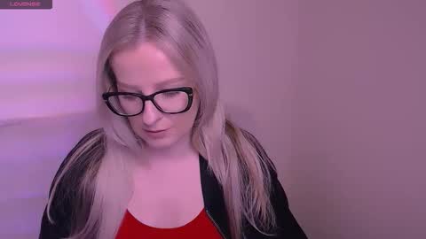 Mia online show from November 17, 8:09 am