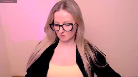 Snapshot of vanillaex_ chatting on March 27, 7:24 pm Mia online show from March 27, 7:24 pm