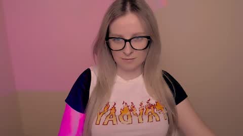 Snapshot of vanillaex_ chatting on April 2, 4:48 pm Mia online show from April 2, 4:48 pm