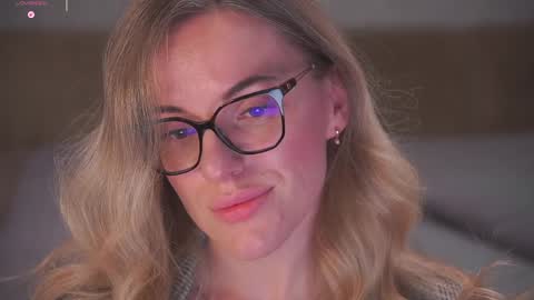 Snapshot of vanille_mystery chatting on April 3, 10:41 pm Sophie online show from April 3, 10:41 pm