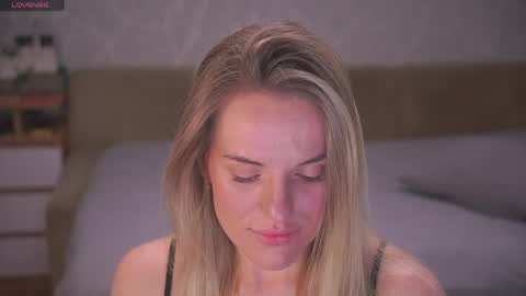Snapshot of vanille_mystery chatting on April 7, 9:48 pm Sophie online show from April 7, 9:48 pm