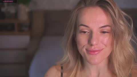 Snapshot of vanille_mystery chatting on April 22, 7:55 am Sophie online show from April 22, 7:55 am