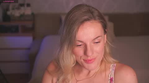 Snapshot of vanille_mystery chatting on May 1, 12:48 am Sophie online show from May 1, 12:48 am