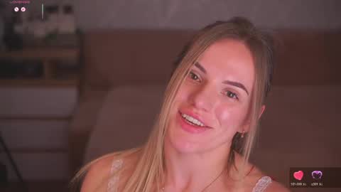 Snapshot of vanille_mystery chatting on May 10, 10:04 pm Sophie online show from May 10, 10:04 pm