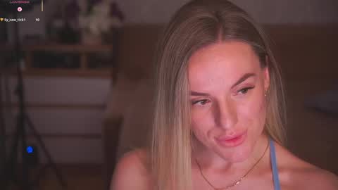 Snapshot of vanille_mystery chatting on May 15, 9:33 pm Sophie online show from May 15, 9:33 pm