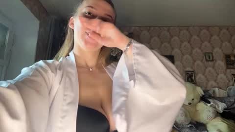 Mia online show from May 7, 5:13 am
