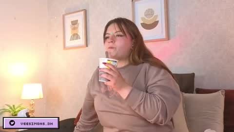 Snapshot of veesimons_dh chatting on February 3, 7:41 pm Vee Simons online show from February 3, 7:41 pm