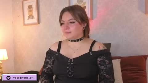 Snapshot of veesimons_dh chatting on February 6, 8:34 pm Vee Simons online show from February 6, 8:34 pm