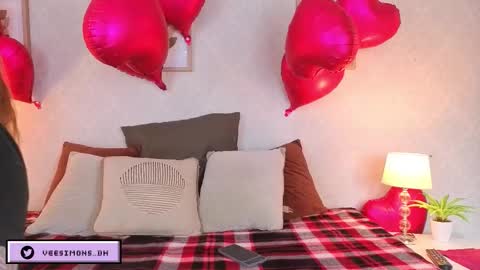 Snapshot of veesimons_dh chatting on February 14, 7:32 pm Vee Simons online show from February 14, 7:32 pm