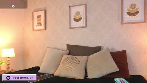 Snapshot of veesimons_dh chatting on February 24, 8:18 pm Vee Simons online show from February 24, 8:18 pm