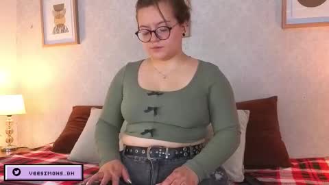 Snapshot of veesimons_dh chatting on March 25, 7:42 pm Vee Simons online show from March 25, 7:42 pm