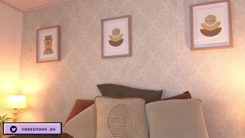 Snapshot of veesimons_dh chatting on March 28, 9:03 pm Vee Simons online show from March 28, 9:03 pm
