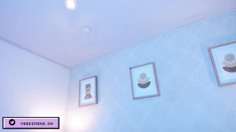 Snapshot of veesimons_dh chatting on April 1, 7:33 pm Vee Simons online show from April 1, 7:33 pm